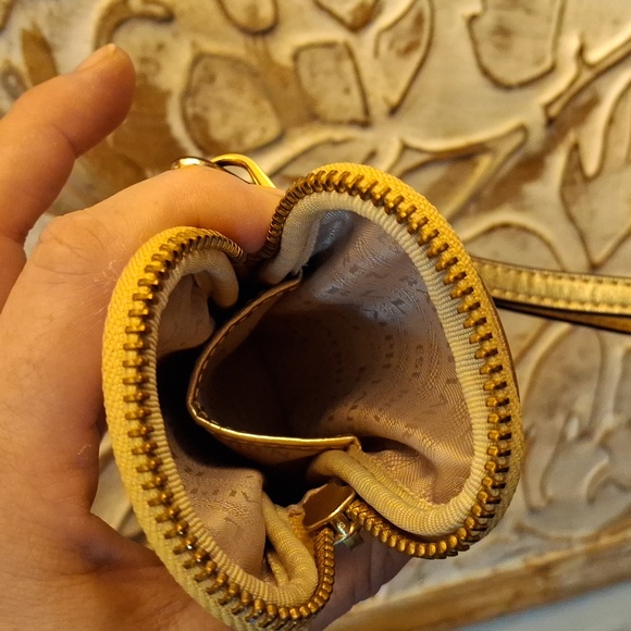 Lauren by Ralph Lauren Gold Everything Case. - Picture 6 of 16